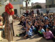 بالصور: عرض مسرحية "أبو نظام" لمسرح السنابل من القدس لطلاب الاخوة الابتدائية